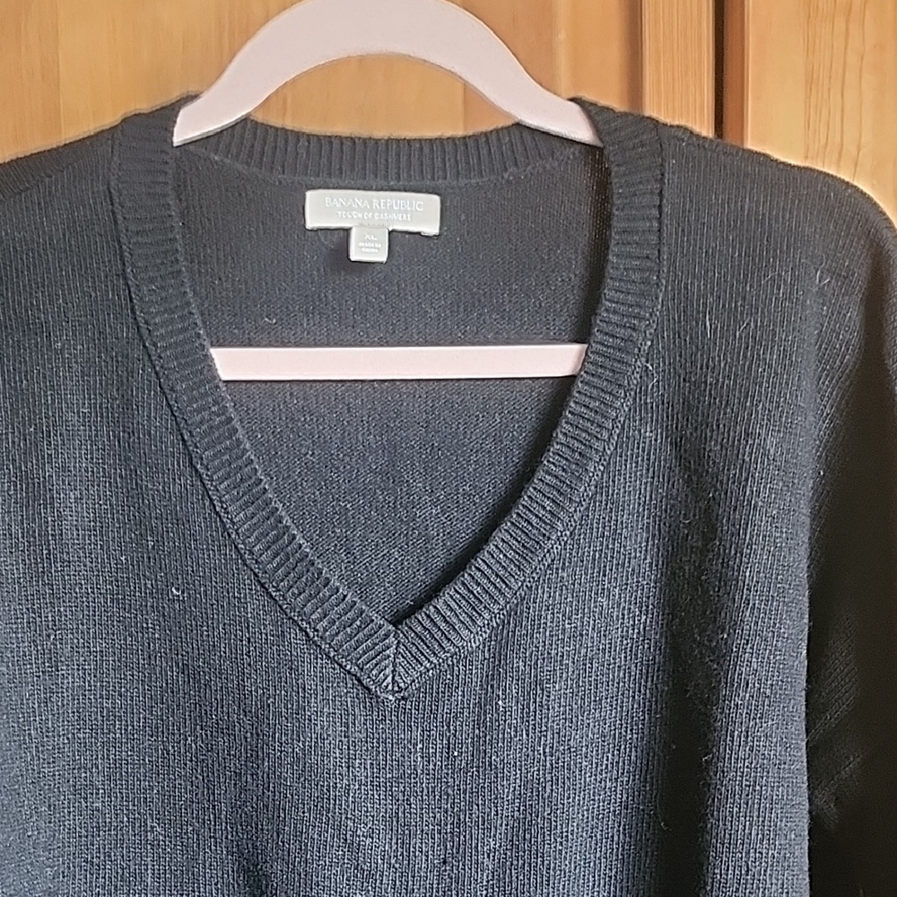 Banana Republic Women's V-Neck Sweater in Black